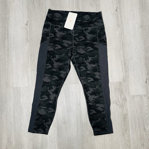 NWT Fabletics Camo Capri Leggings Size L 10-12 - Picture 1 of 7